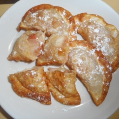 デラみーやんさん
リンゴの甘煮利用で
餃子皮を使った
プチアップルパイ
シナモン風味で美味しかったです(*^-^*)
ご馳走様でした♡